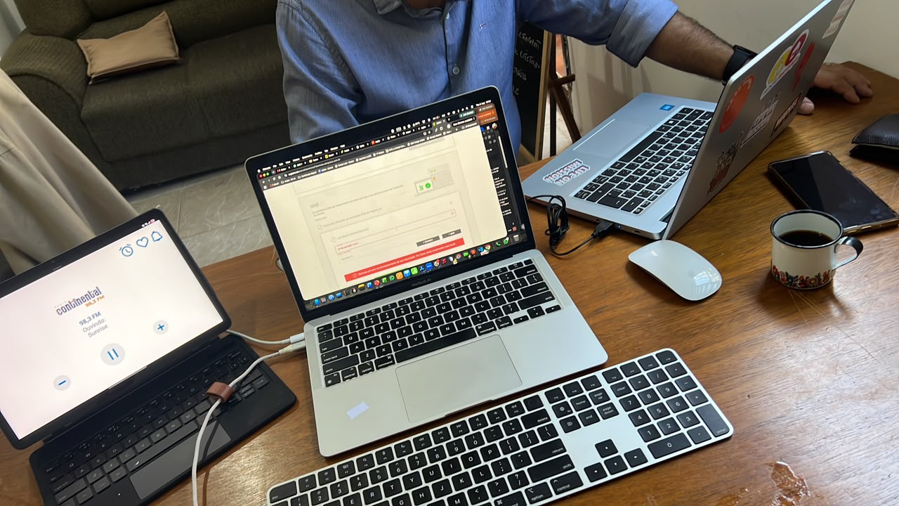 Equipe aimpulso planejando entre telas e anotações